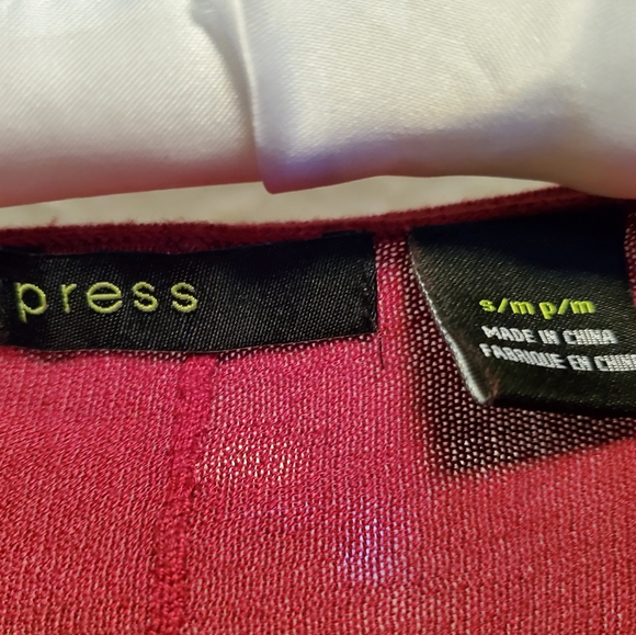 Press cherry red dolman sleeve knit long sleeve v-neck top w/ button detail NWOT - Picture 5 of 9